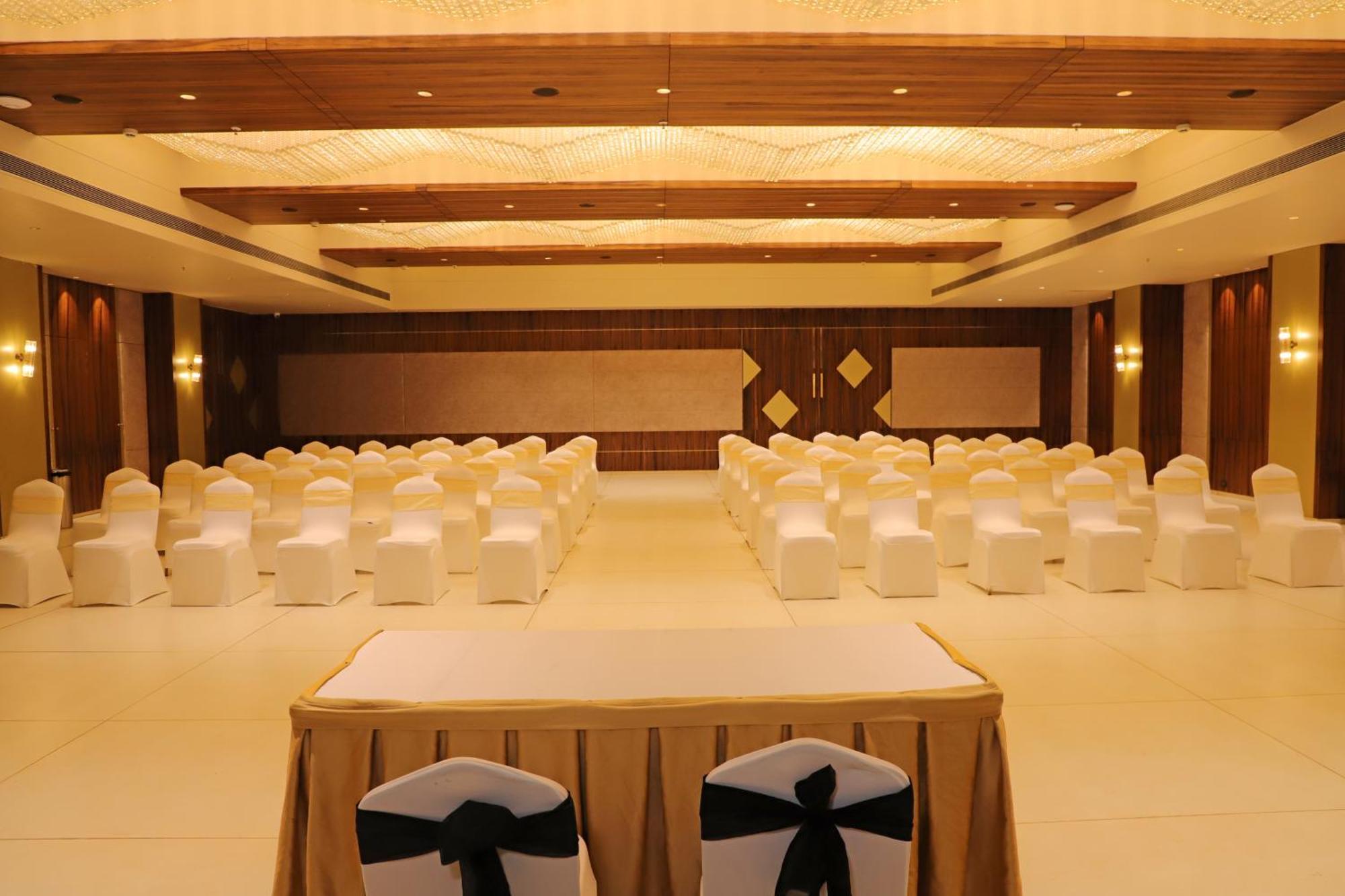 Golden Tulip Candolim, Goa Extérieur photo